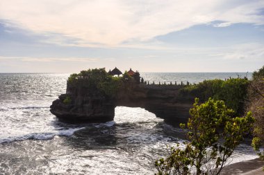 Batu Bolong Sahili, Batu Bolong Tapınağı Endonezya 'nın Bali adasındaki Tanah Lot tapınağı bölgesinde.