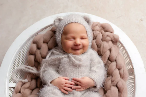 Cute Newborn Baby Sleeping Beige Knitted Suit Beige Rug Basket — Stock Photo, Image