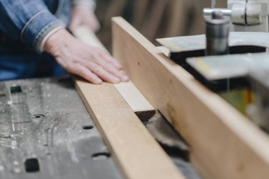 Atölyede Marangozların elleri testereyle odun keserken yaklaş. Yüksek kalite fotoğraf