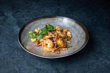 Karides, karides ve sebzeli deniz ürünleri salatası..