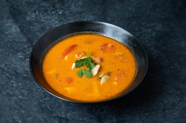 Kabak çorbası, kızarmış ekmek ve maydanoz.