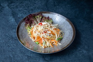 Tabakta deniz ürünleri ve sebzeli spagetti.