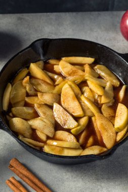 Ev yapımı tarçınlı elmalı tereyağı ve şekerli.