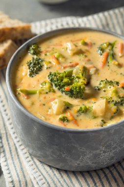 Ev yapımı Brokoli Ekmekli Çedar Çorbası