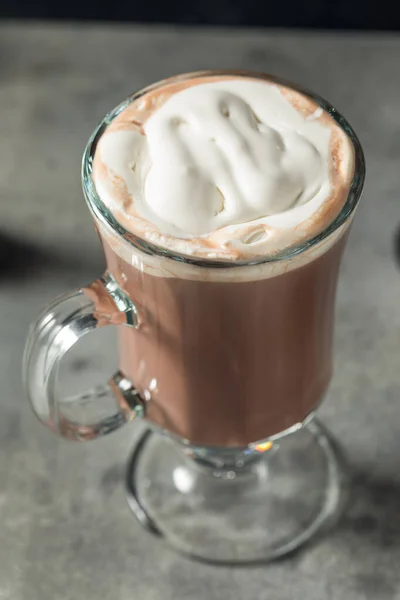 Warmer Skilift Boozy Hot Chocolate Cocktail Mit Schlagsahne — Stockfoto
