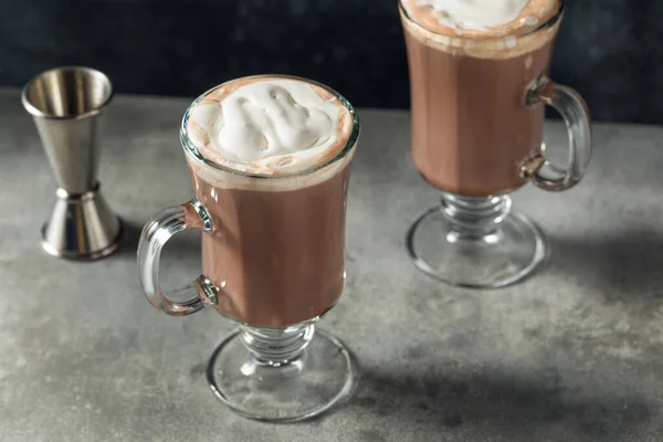 Varm Skidlift Boozy Varm Choklad Cocktail Med Vispgrädde — Stockfoto