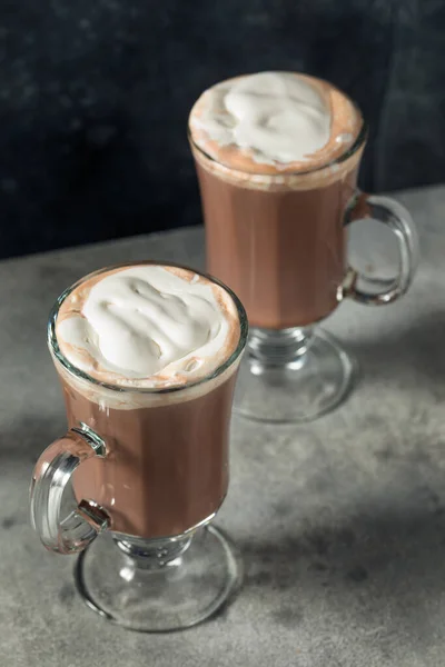Тепло Ski Lift Boozy Hot Chocolate Cocktail Whipped Cream — стокове фото