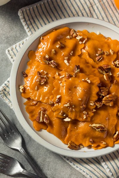 Homemade Autumn Pumpkin Ravioli Brown Butter Sauce — стокове фото
