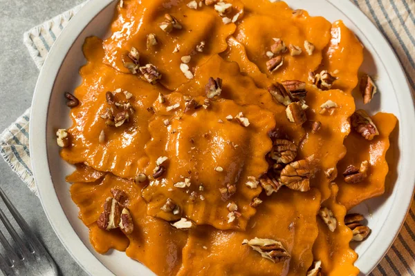 Buatan Rumah Pumpkin Ravioli Musim Gugur Dengan Saus Mentega Coklat — Stok Foto
