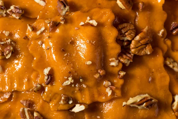 自制的秋天南瓜拉维里 配上褐色黄油酱 — 图库照片