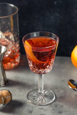 Portakal ve Prosecco ile Negroni Sbagliato Kokteyli