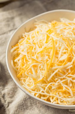 Kâsede doğranmış organik Meksika peyniri.