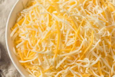 Kâsede doğranmış organik Meksika peyniri.