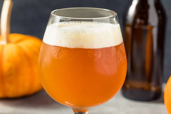 冷たいさわやかなオクトーバーフェスト グラスの中のカボチャのビール — ストック写真