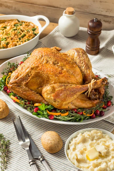 Hausgemachte Gebratene Truthahn Thanksgiving Mit Allen Seiten — Stockfoto