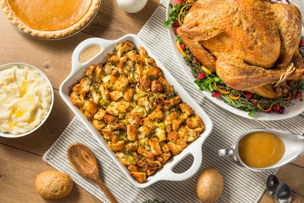 Zelfgemaakte Thanksgiving Vulling Aankleden Ovenschotel Met Tijm Salie — Stockfoto