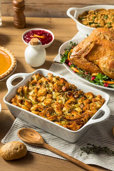 Pengisian Thanksgiving Buatan Sendiri Mengenakan Kaserol Dengan Thyme Dan Sage — Stok Foto