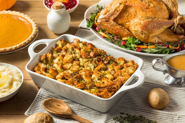 Zelfgemaakte Thanksgiving Vulling Aankleden Ovenschotel Met Tijm Salie — Stockfoto
