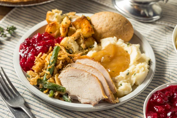 Thanksgiving Buatan Sendiri Turkey Dinner Potatoes Gravy Cranberry Beans — Stok Foto