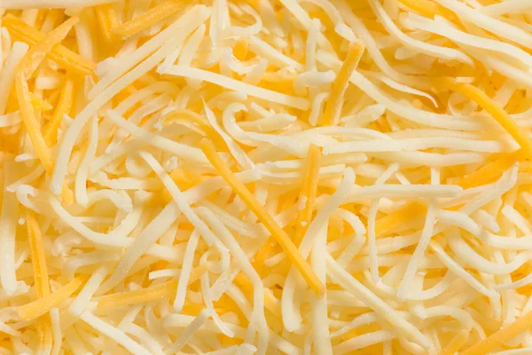 有機細切りのメキシコチーズをボウルに入れる — ストック写真