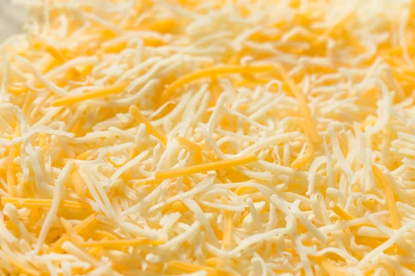 有機細切りのメキシコチーズをボウルに入れる — ストック写真