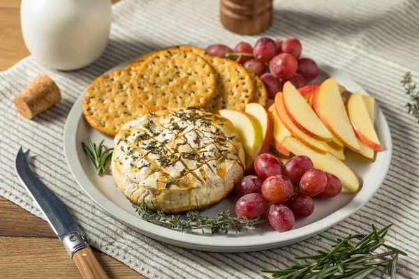 Hausgemachte Brie Vorspeise Mit Äpfeln Und Crackern — Stockfoto