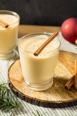 Ayyaş Tatil Yumurta likörü Bardakta Tarçın Kokteyli