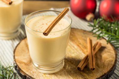 Ayyaş Tatil Yumurta likörü Bardakta Tarçın Kokteyli