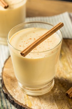 Ayyaş Tatil Yumurta likörü Bardakta Tarçın Kokteyli