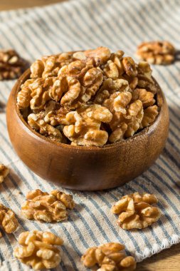 Kase içinde çiğ kahverengi organik ceviz.