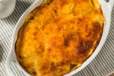 Ev yapımı peynirli patates püresi.