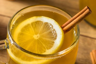 İçkili Sıcak Tatil Sıcak Toddy Rom ve Limonlu Kokteyl