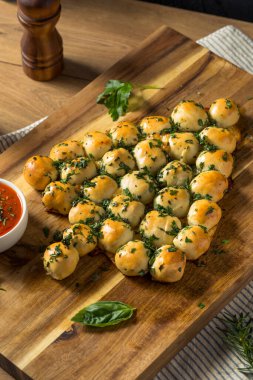 Marinara soslu ev yapımı Noel Ağacı PIzza Ekmeği