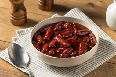 Ev yapımı BBQ Soslu Kokteyl Sosislileri Aperatif olarak