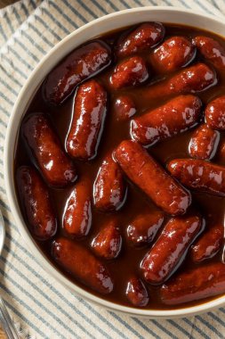 Ev yapımı BBQ Soslu Kokteyl Sosislileri Aperatif olarak