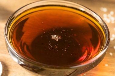 Bir kâsede ev yapımı Asya Susam Yağı