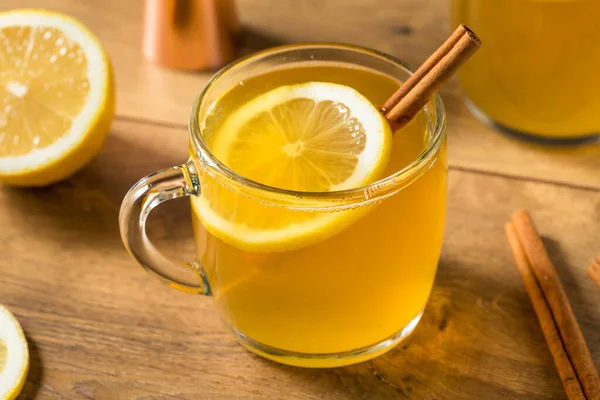 ラム酒とレモンとブージー暖かい休日のホットトディカクテル — ストック写真