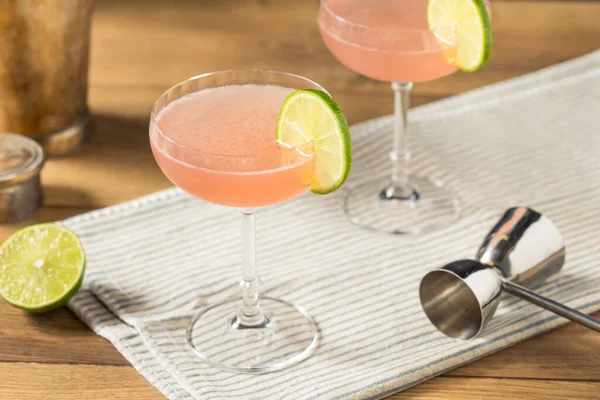 Ποτό Δροσιστικό Ροζ Cosmopolitan Cocktail Vodka Και Lime — Φωτογραφία Αρχείου