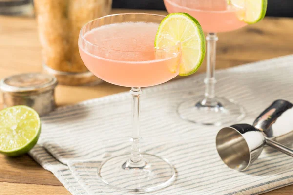 Boozy Refresh Pink Cosmopolitan Cocktail Vodka Lime — стокове фото