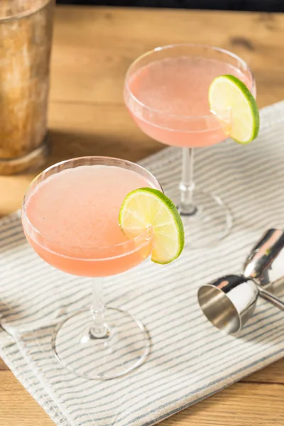 Boozy Uppfriskande Rosa Kosmopolitisk Cocktail Med Vodka Och Lime — Stockfoto