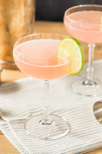 Alkohol Orzeźwiający Różowy Cosmopolitan Cocktail Wódką Limonką — Zdjęcie stockowe