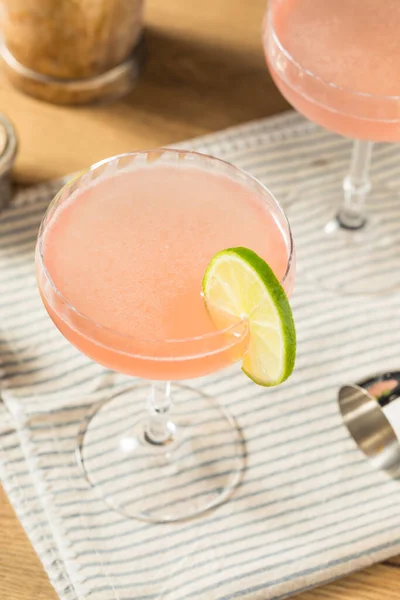 Ποτό Δροσιστικό Ροζ Cosmopolitan Cocktail Vodka Και Lime — Φωτογραφία Αρχείου