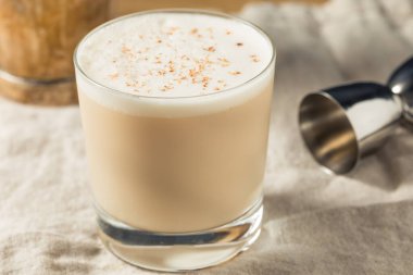 Nutmeg ile Ev Yapımı Ayyaş Brandy Süt Punch Kokteyli