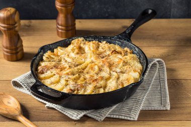 Tavada ev yapımı peynirli patates gratin.