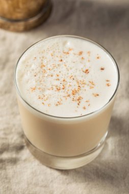 Nutmeg ile Ev Yapımı Ayyaş Brandy Süt Punch Kokteyli