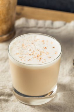 Nutmeg ile Ev Yapımı Ayyaş Brandy Süt Punch Kokteyli