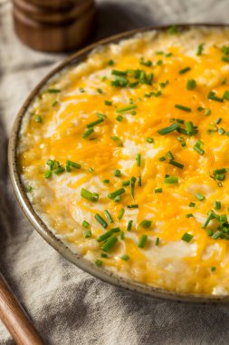 Ekşi krema ve soğanlı ev yapımı peynirli patates püresi.