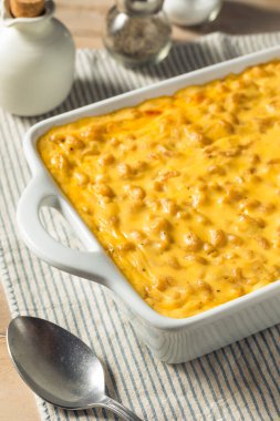 Ev yapımı fırında makarna ve yemeye hazır peynir.