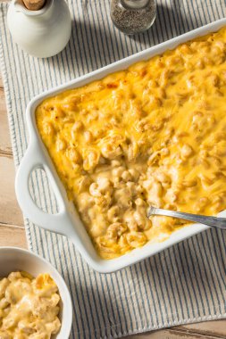 Ev yapımı fırında makarna ve yemeye hazır peynir.