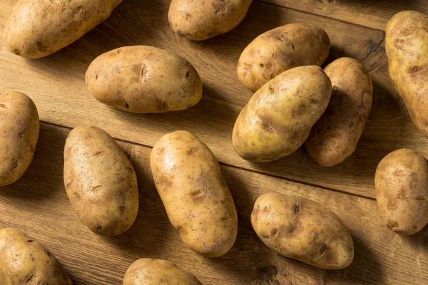 Σπιτικές Βιολογικές Καστανές Πατάτες Ένα Μάτσο — Φωτογραφία Αρχείου